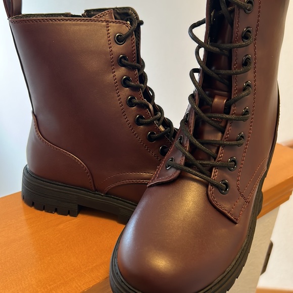 NWT Women’s Burgundy Leather Boot, Size 7.5 Style Raindeer Boot - Picture 5 of 8